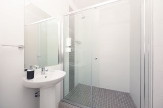 sea side accommodation bnb bluewater bay king kings lodge king room 1 009