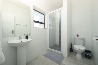 sea side accommodation bnb bluewater bay king kings lodge king room 4 058