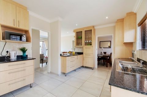 66 saraclose kingsguestlodgekitchen 1