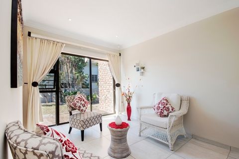 66 saraclose kingsguestlodgelounge2 1