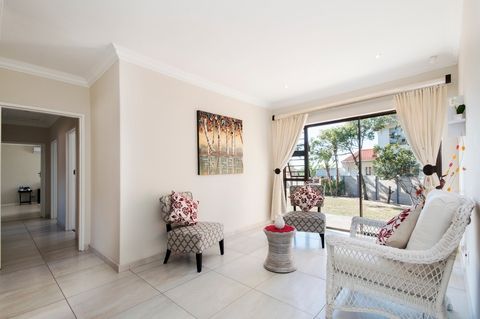 66 saraclose kingsguestlodgelounge2 2