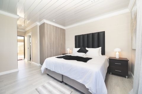 sea side accommodation bnb bluewater bay king kings lodge king room 1 003