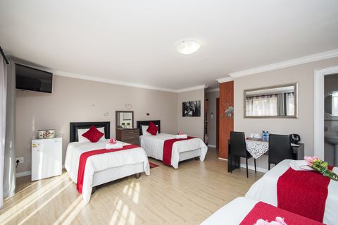 sea side accommodation guest lodge bluewater bay king 034