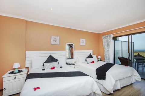 sea side accommodation guest lodge bluewater bay king 038